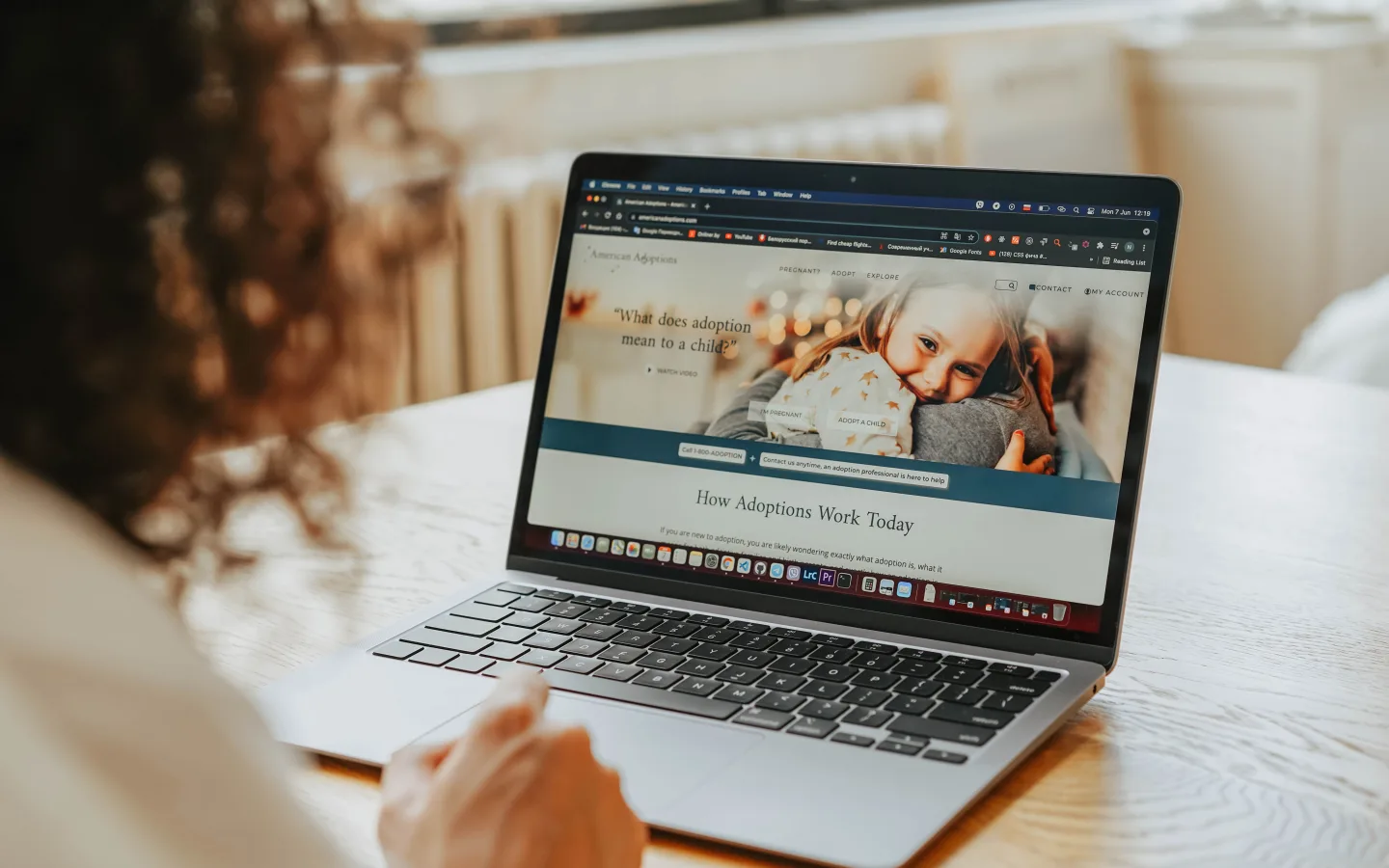 Pessoa a consultar um website num computador portátil