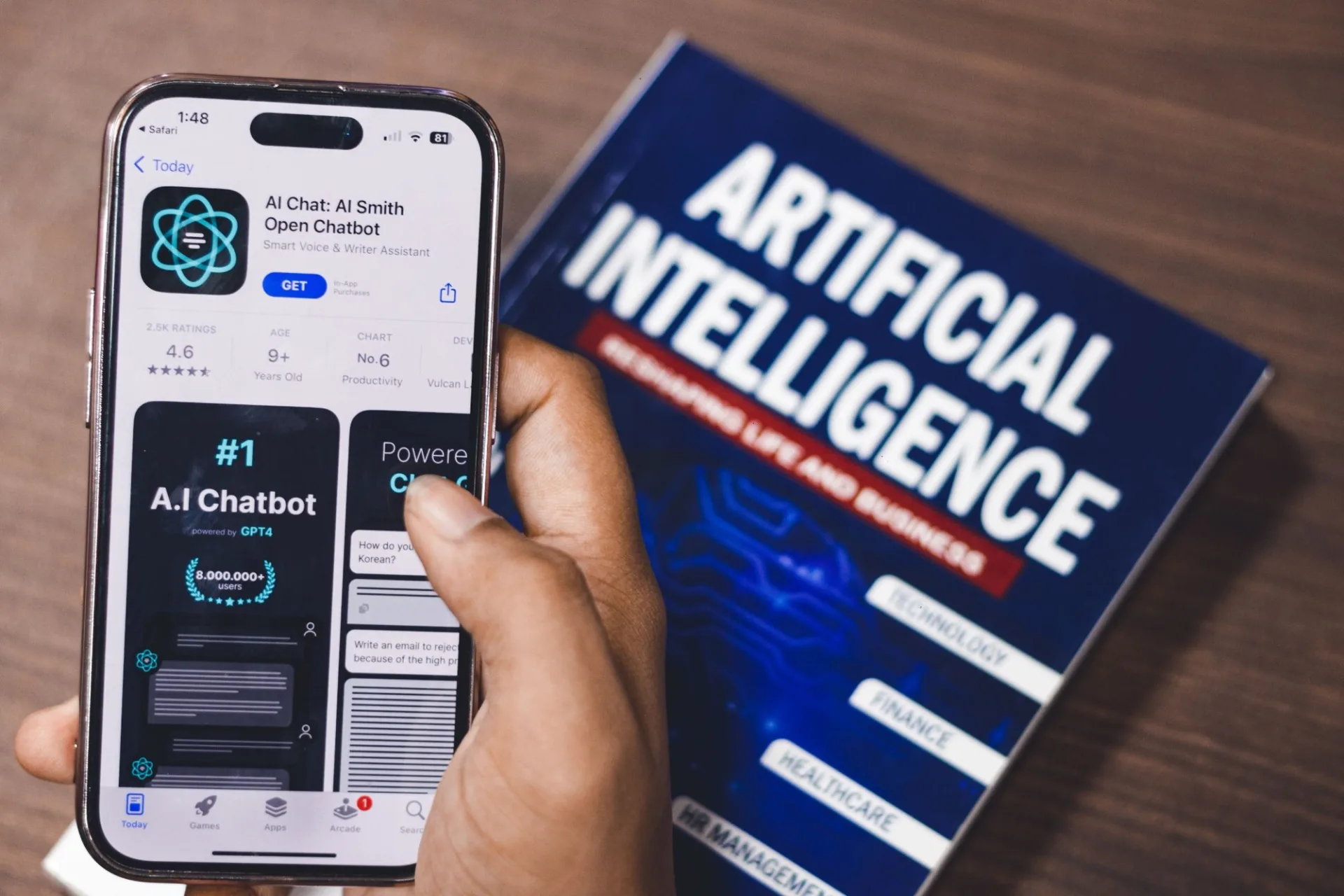 Pessoa a utilizar uma aplicação baseada em inteligência artificial num smartphone.