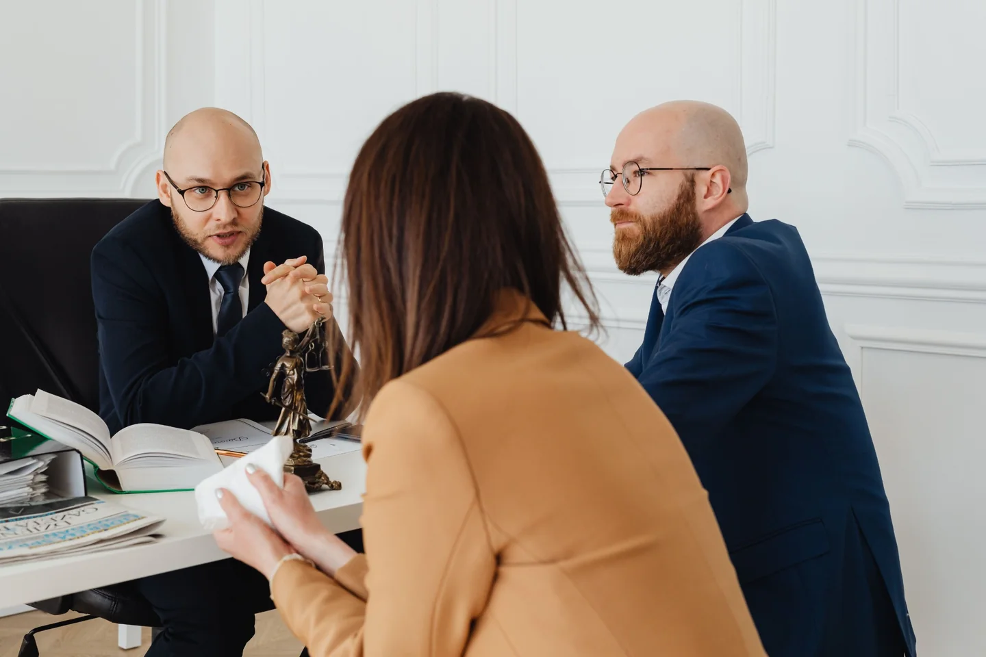 Reunião entre profissionais de advocacia e uma cliente, representando uma presença digital orientada à confiança e clareza