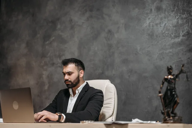 Advogado a trabalhar num computador, representando uma presença profissional digital e acessível