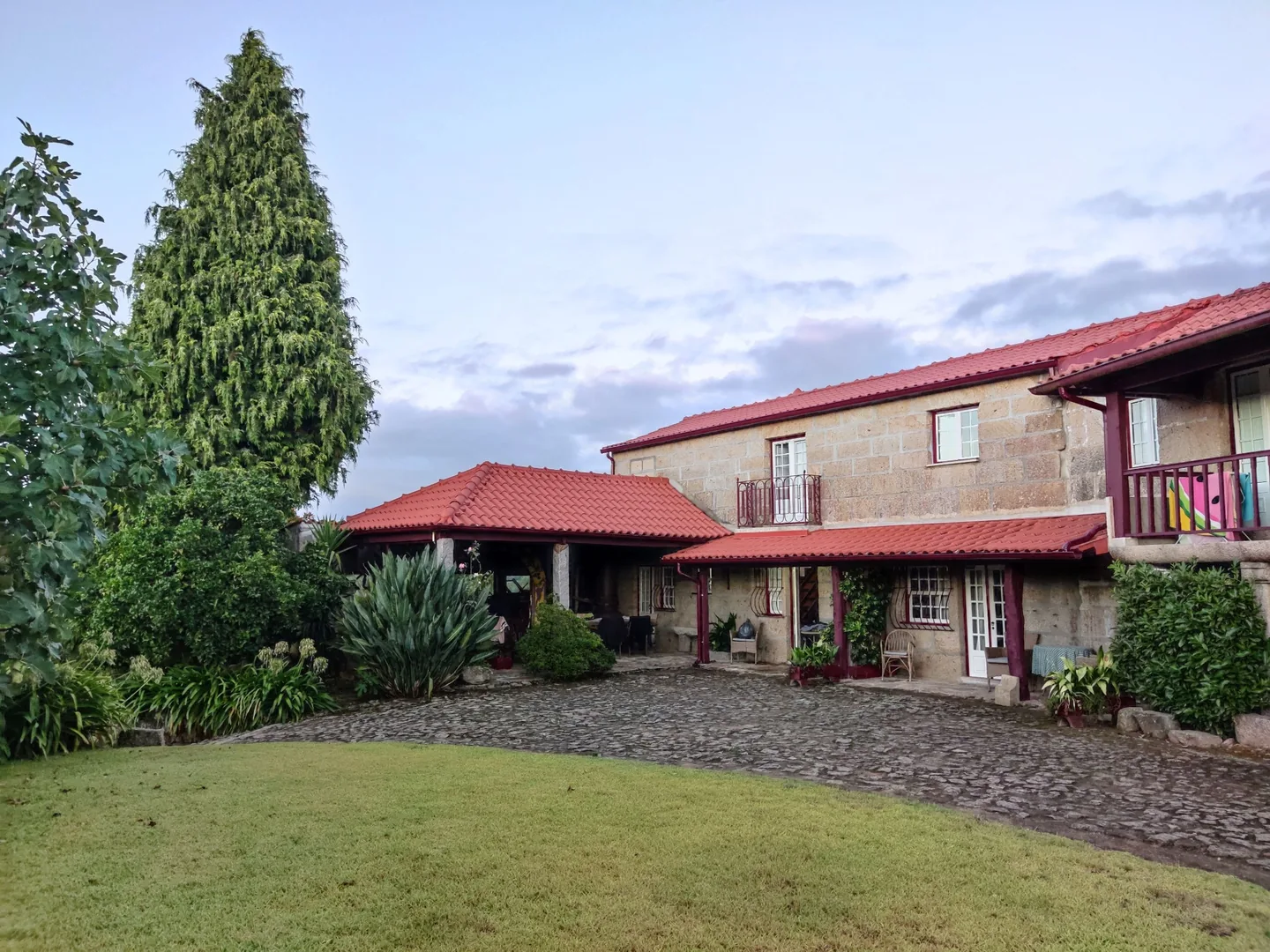 Alojamento com arquitetura tradicional, jardim e espaço exterior cuidado
