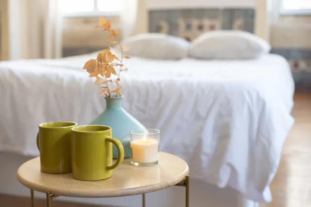 Detalhe acolhedor de um quarto preparado para uma estadia confortável