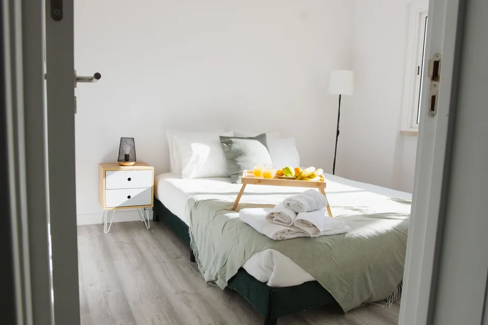 Quarto de alojamento luminoso, preparado para receber hóspedes