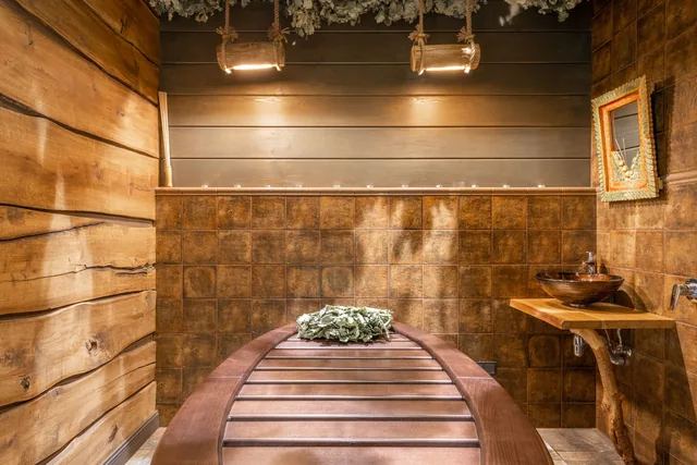 Sala de tratamentos em madeira com ambiente acolhedor e cuidado