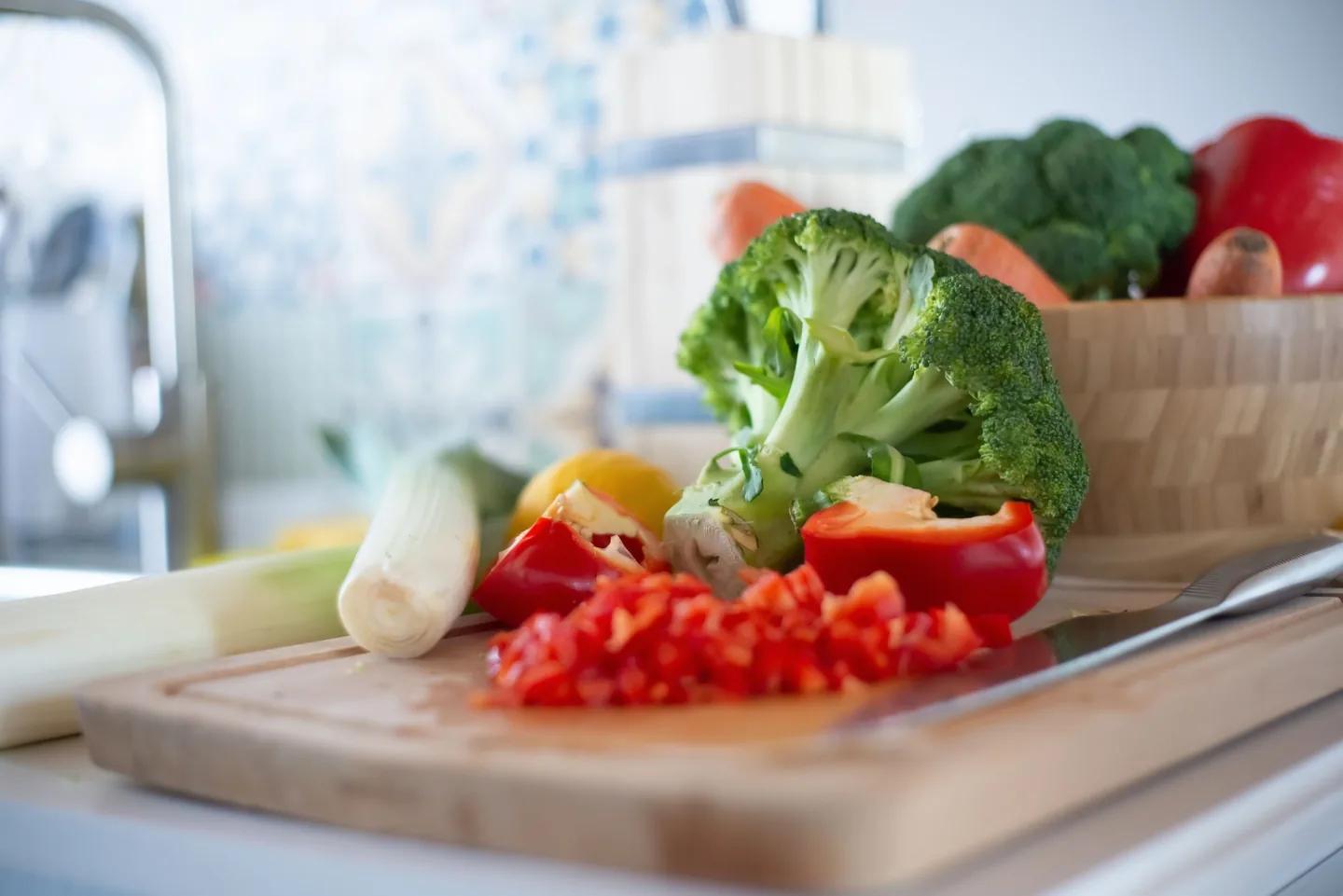 Preparação de vegetais frescos, representando uma abordagem de alimentação saudável clara, prática e próxima
