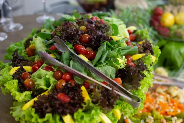 Salada com vegetais frescos, representando alimentação equilibrada e comunicação visual clara sobre escolhas alimentares
