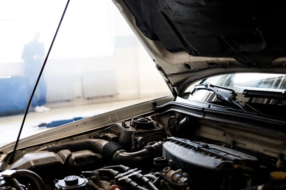 Compartimento do motor de uma viatura em contexto de oficina