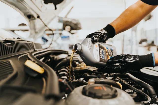 Profissional a realizar uma operação de manutenção automóvel