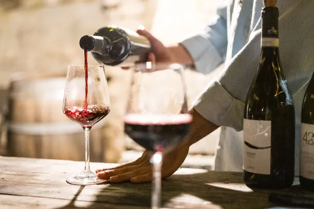Vinho a ser servido num copo em contexto de produto regional