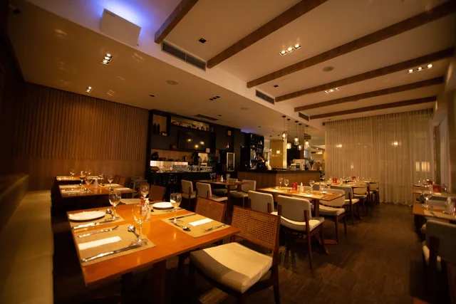 Sala de restaurante iluminada e preparada para serviço, representando ambiente, confiança e identidade