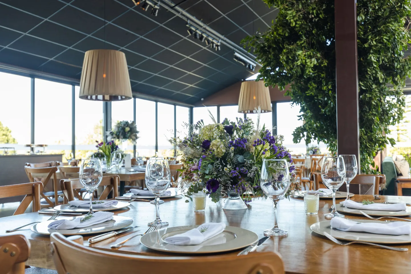 Sala de restaurante preparada para receber clientes, representando uma presença digital orientada a descoberta e reservas