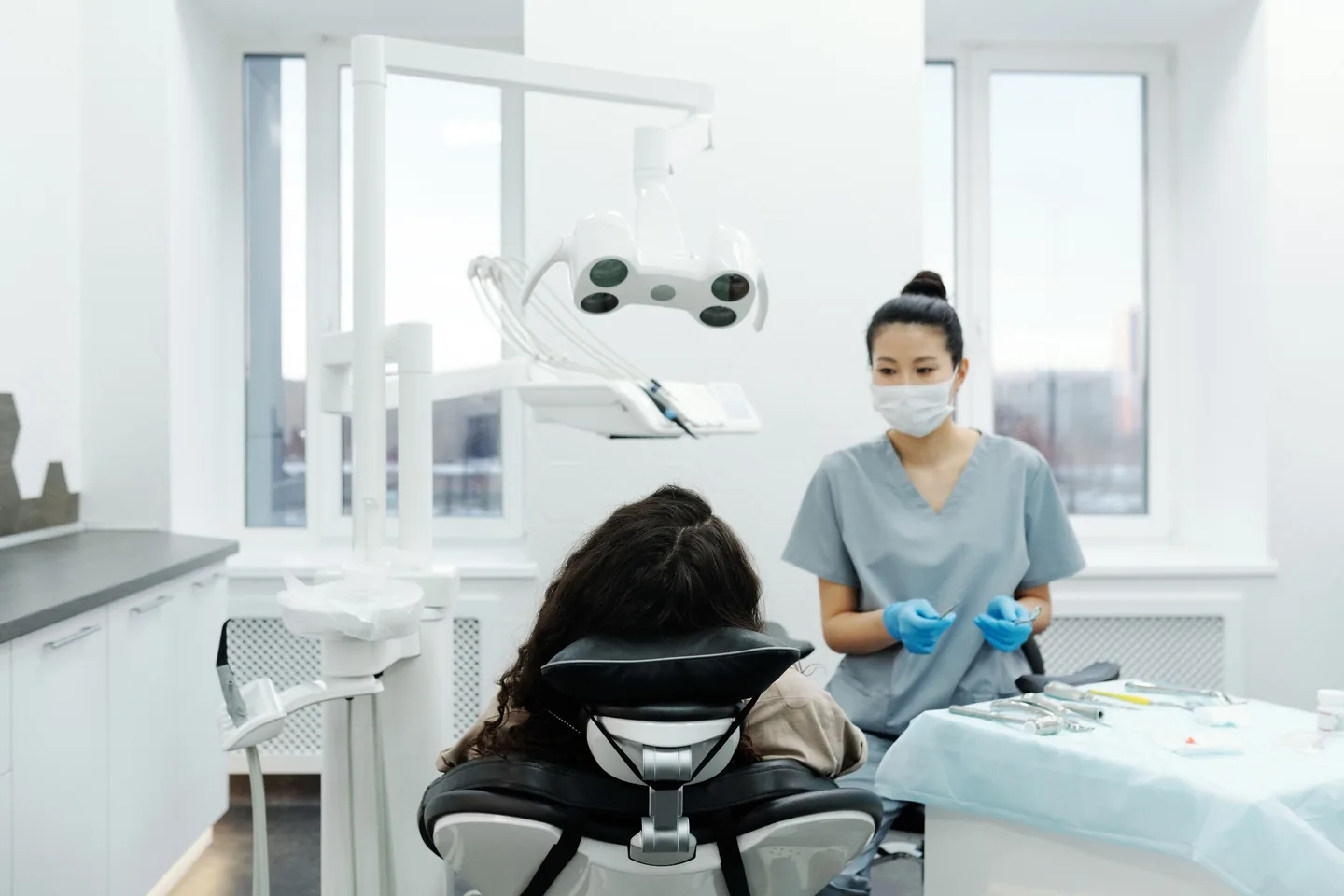 Consulta numa clínica dentária, representando uma experiência de saúde clara, profissional e centrada no paciente