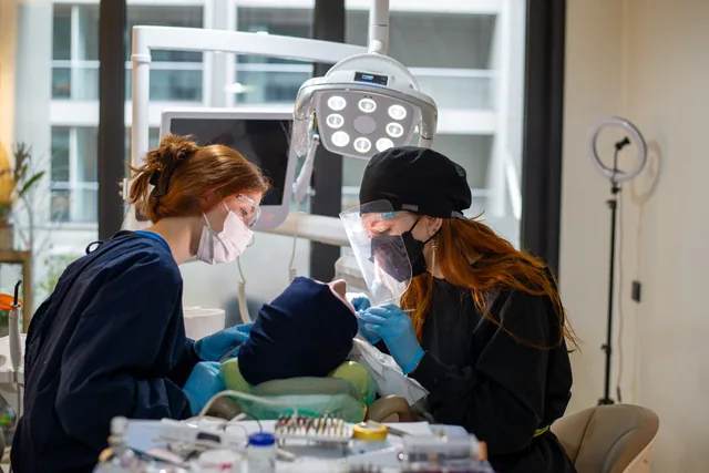 Equipa numa consulta dentária, representando acompanhamento especializado e confiança antes da marcação